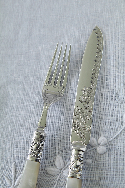 ハンドエングレーヴィングのデザートナイフ＆フォーク　イギリス　アンティークストリュフ