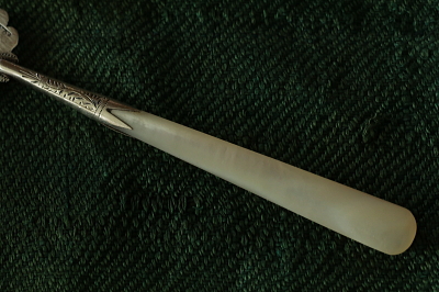 マザーオブパールハンドルのシルバーホーク　ブレッドフォーク　ミニフォーク　イギリス　アンティークストリュフ