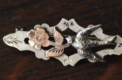 シルバーアンドゴールド　ツバメのブローチ　エドワーディアン　イギリス　アンティークストリュフ