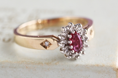 オーバルルビー&ダイヤモンドリング　イギリス　アンティークストリュフ