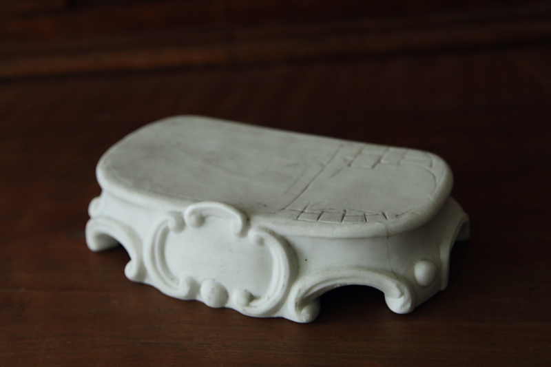 ホワイトビスクのステージ　フランス　アンティークストリュフ