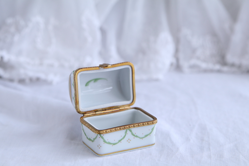 リモージュポーセリンボックス　limoges フランス　アンティークストリュフ