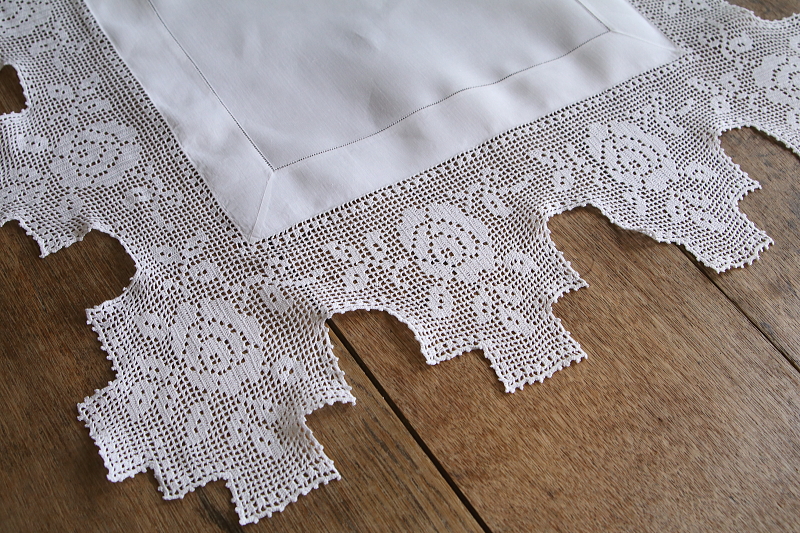 薔薇のクロッシェのスモールテーブルクロス　イギリス　アンティークストリュフ