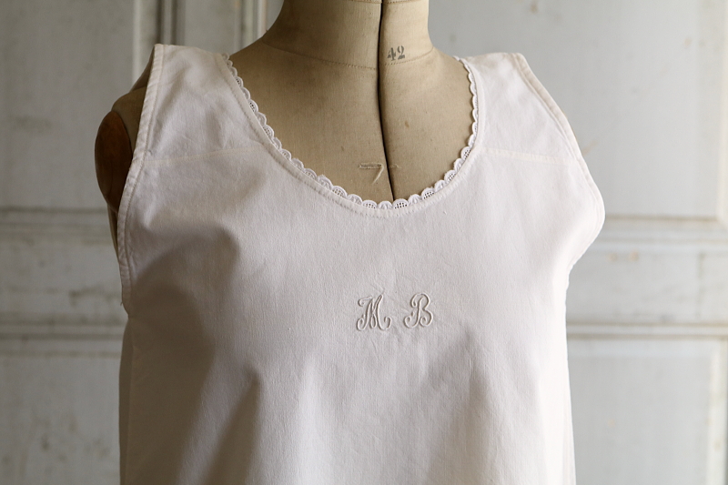 イニシャル刺繍のリネンナイティ　フランス　アンティークストリュフ