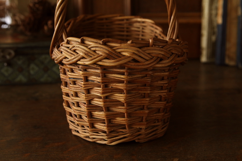 小さなハンドルバスケット　イギリス　チャイルドバスケット　アンティークストリュフ