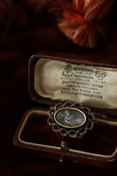 ミニアチュールの天使　マーカサイトシルバーブローチ　フランス　アンティークストリュフ