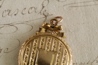 ゴールドトーンメタル　ロケットチャーム　ペンダント　イギリス　アンティークストリュフ