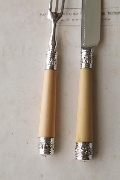 エングレービングのデザートナイフアンドフォーク　アイボリーハンドル　象牙　イギリス アンティークストリュフ