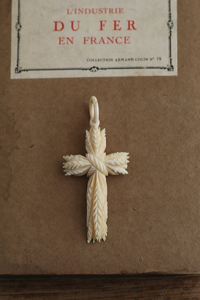 アイボリーペンダント　麦穂の十字架 ヨーロッパ　アンティークストリュフ