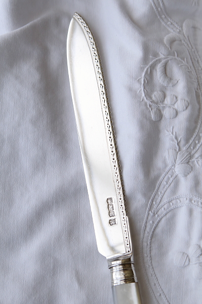 マザーオブパールハンドル　シルバーケーキナイフ　Isac Ellis & Sons アンティークストリュフ