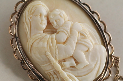 アイボリーカメオブローチ　小椅子の聖母　フランス アンティークストリュフ