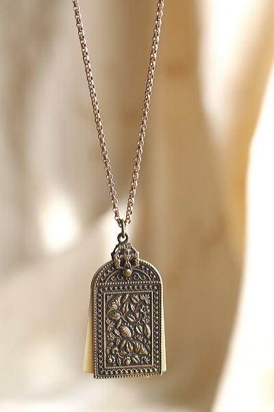 花のレリーフのカルネドバル　ヨーロッパ アンティークストリュフ