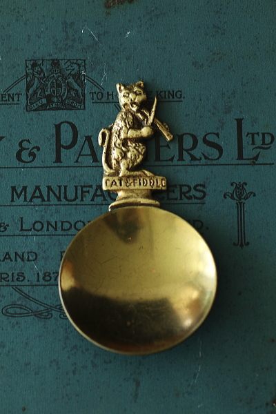 ブラスの猫のティーキャディースプーン　cat and fiddle イギリス　アンティークストリュフ