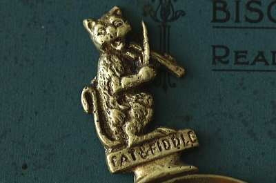 ブラスの猫のティーキャディースプーン　cat and fiddle イギリス　アンティークストリュフ
