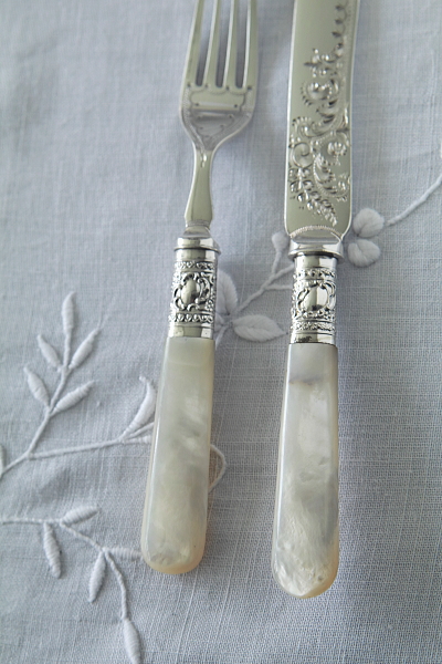 ハンドエングレーヴィングのデザートナイフ＆フォーク　イギリス　アンティークストリュフ