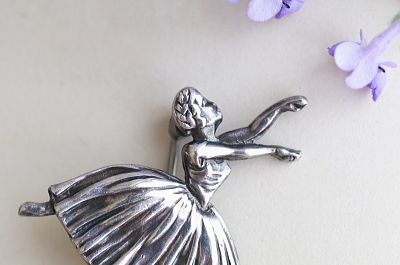 バレリーナシルバーブローチ　イギリス　アンティークストリュフ