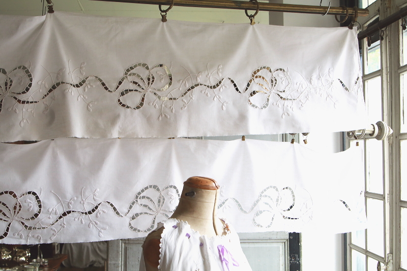 ヤドリギとリボン　カットワーク刺繍パネル　フランス　アンティークストリュフ