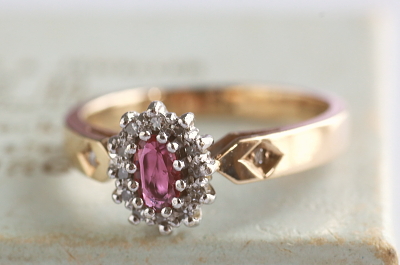 オーバルルビー&ダイヤモンドリング　イギリス　アンティークストリュフ