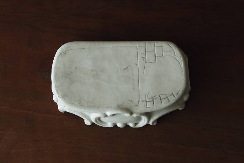 ホワイトビスクのステージ　フランス　アンティークストリュフ