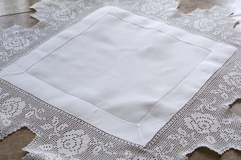 薔薇のクロッシェのスモールテーブルクロス　イギリス　アンティークストリュフ