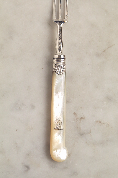 スターリングシルバーデザートフォーク　マザーオブパールハンドル　龍紋　William Gibson & John Lawrence Langman　イギリス　アンティークストリュフ