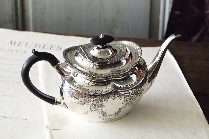 ハンドエングレーヴドシルバープレートティーポット　ヴィクトリアン　イギリス　アンティークストリュフ