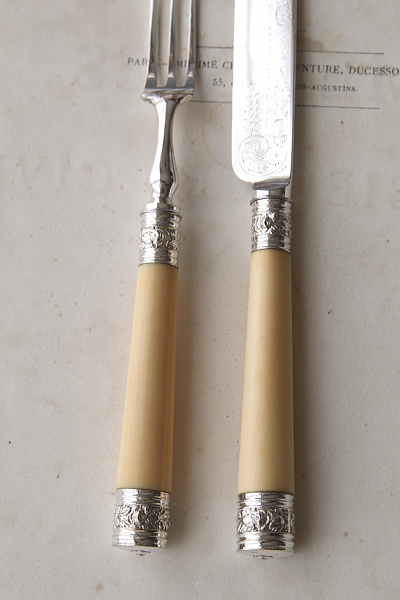 エングレービングのデザートナイフアンドフォーク　アイボリーハンドル　象牙　イギリス アンティークストリュフ