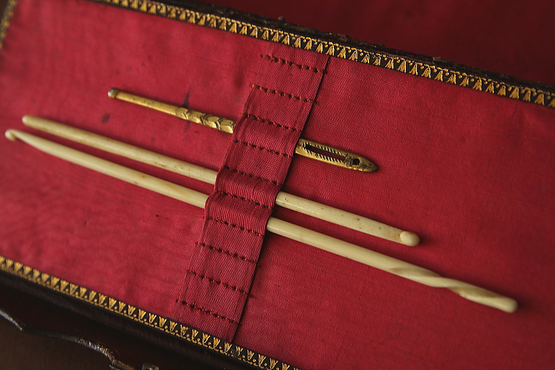 革表紙の裁縫セット　Lady's Companion　イギリス アンティークストリュフ