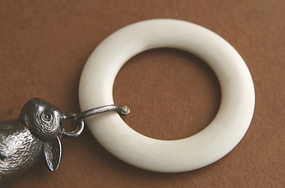 ウサギのベビーラトル　イギリス アンティークストリュフ