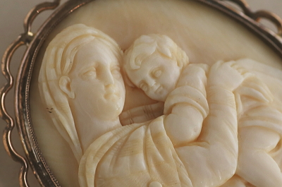 アイボリーカメオブローチ　小椅子の聖母　フランス アンティークストリュフ