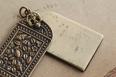 花のレリーフのカルネドバル　ヨーロッパ アンティークストリュフ