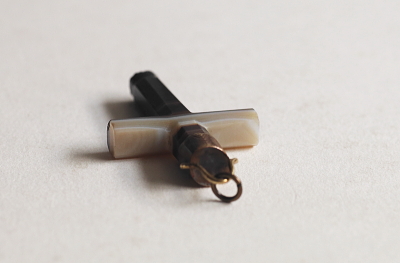 ヴォクとリアンアゲートクロスペンダント イギリス アンティークストリュフ