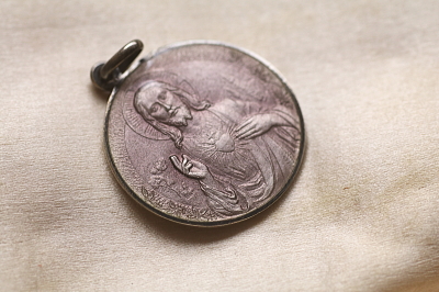 カラーエナメルのメダイ　スペイン　アンティークストリュフ