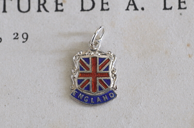 紋章のエナメルシルバーチャーム　イギリス　アンティークストリュフ