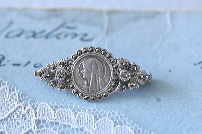 マリア様のシルバーマーカサイトブローチ　フランス　アンティークストリュフ