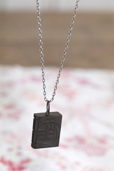 WHITBY JET　ブックペンダントチャーム　ジェット　イギリス　アンティークストリュフ
