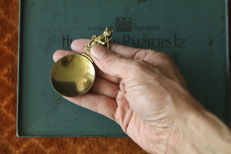 ブラスの猫のティーキャディースプーン　cat and fiddle イギリス　アンティークストリュフ