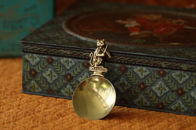 ブラスの猫のティーキャディースプーン　cat and fiddle イギリス　アンティークストリュフ