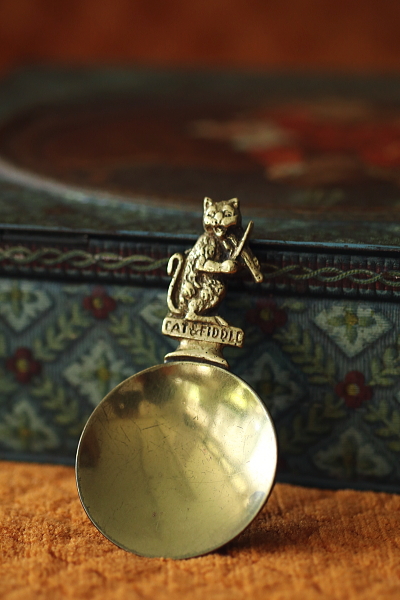 ブラスの猫のティーキャディースプーン　cat and fiddle イギリス　アンティークストリュフ 20250730