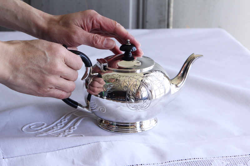 アンティークシルバーティーポット　ハンドエングレービング　イギリス 