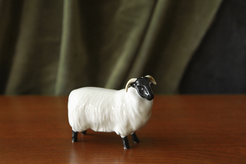 ヒツジのフィギュリン　beswick イギリス　アンティークストリュフ
