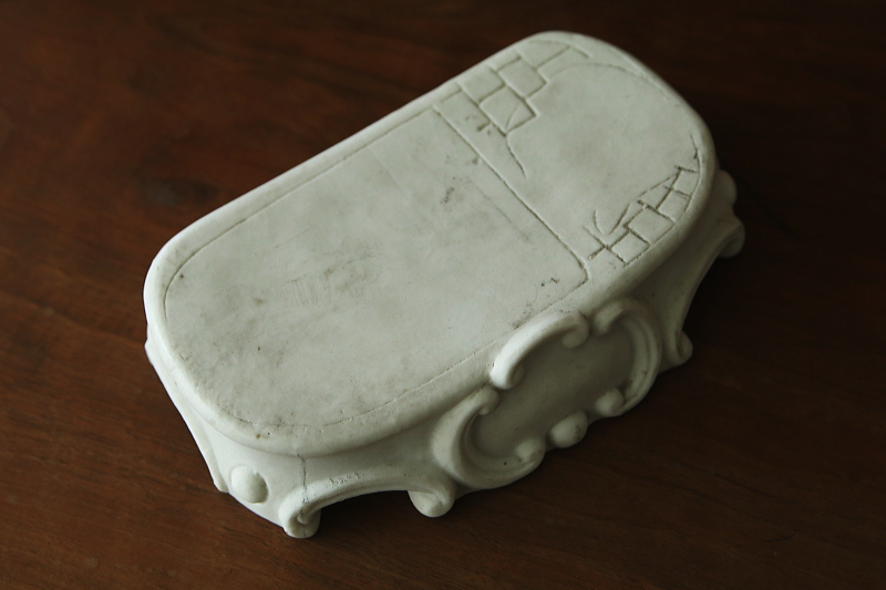 ホワイトビスクのステージ　フランス　アンティークストリュフ