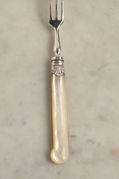 スターリングシルバーデザートフォーク　マザーオブパールハンドル　龍紋　William Gibson & John Lawrence Langman　イギリス　アンティークストリュフ