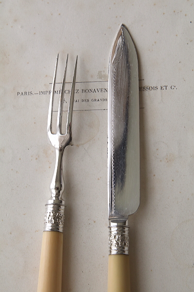 エングレービングのデザートナイフアンドフォーク　アイボリーハンドル　象牙　イギリス アンティークストリュフ