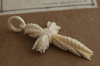 アイボリーペンダント　麦穂の十字架 ヨーロッパ　アンティークストリュフ