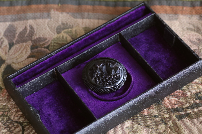 薔薇のジェットブローチ　イギリス　ヴィクトリアン アンティークストリュフ