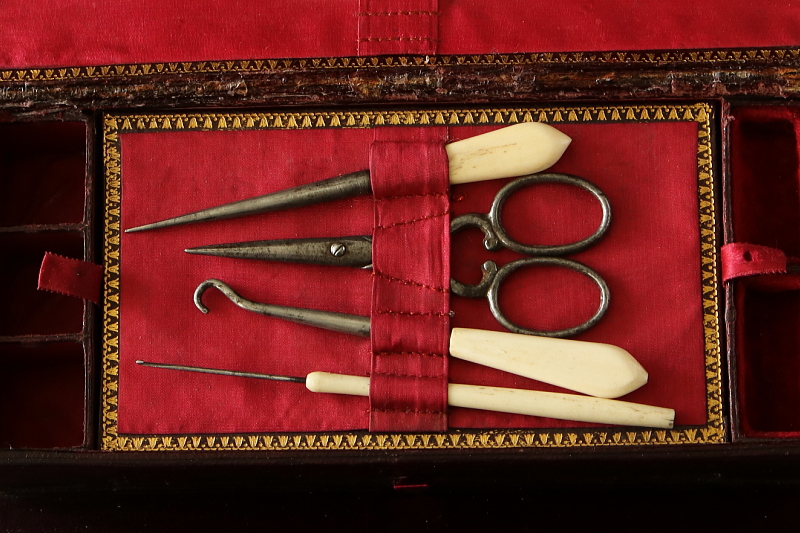革表紙の裁縫セット　Lady's Companion　イギリス アンティークストリュフ