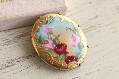 薔薇のポーセリンブローチ　ヨーロッパ アンティークストリュフ