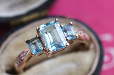 ステップカット　3ブルートパーズリング　イギリス　アンティークストリュフ　 20251218