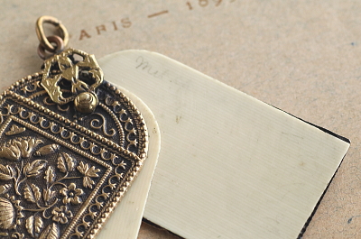 花のレリーフのカルネドバル　ヨーロッパ アンティークストリュフ